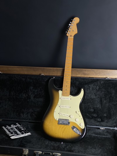 Fender 2006 American Deluxe V Neck Two Tone Sunburst